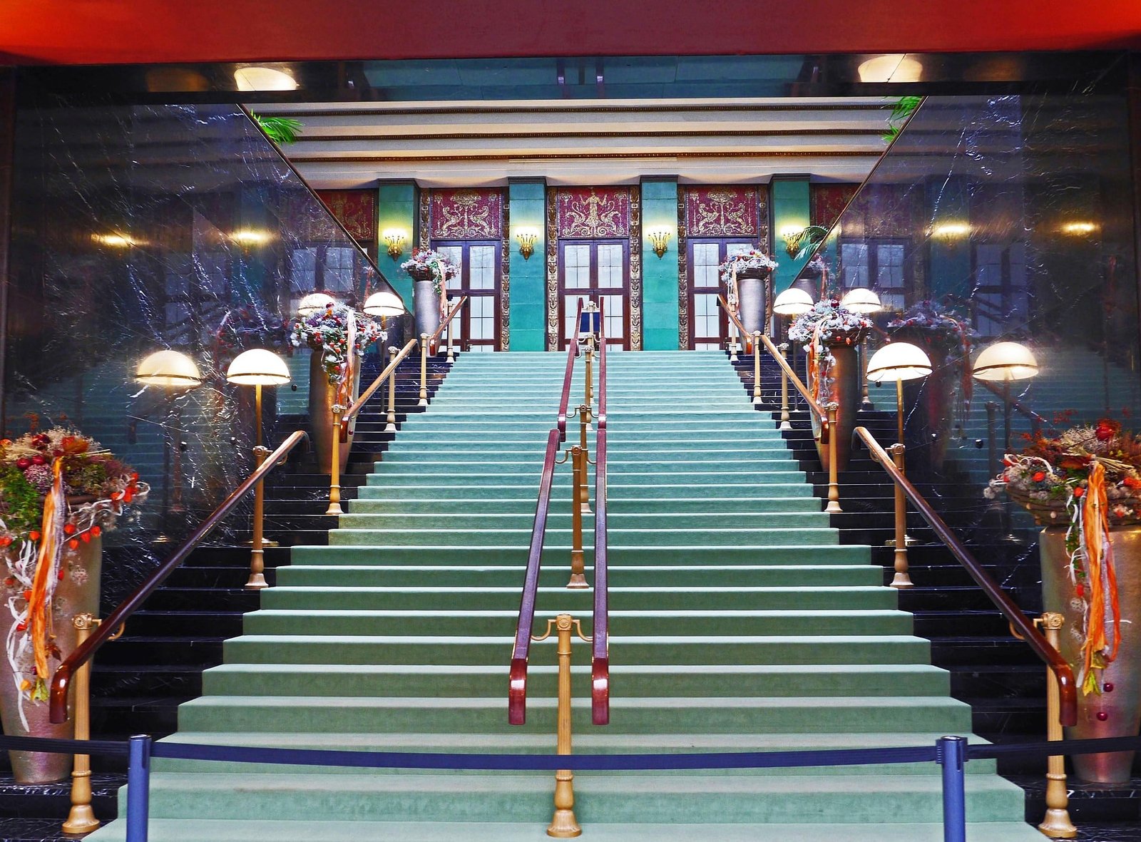 Treppe mit grünem Teppich und herbstlichem Blumenschmuck im Eingangsbereich des Casinos Baden-Baden