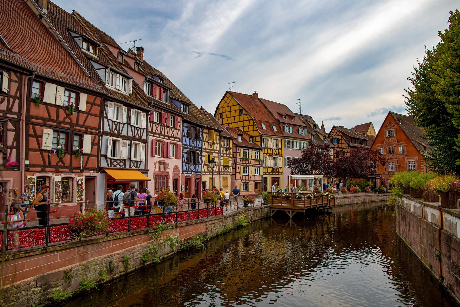 Fachwerkhäuser in Pastellfarben am Kanal in Klein-Venedig, Colmar